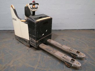 Porta-paletes eléctrico com condutor transportado Crown WT3040