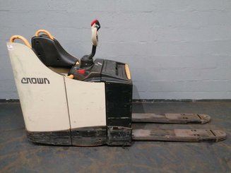 Porta-paletes eléctrico com condutor transportado Crown WT3040