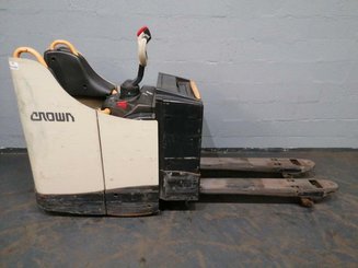 Porta-paletes eléctrico com condutor transportado Crown WT3040