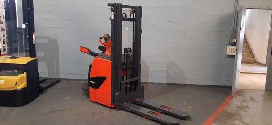 Stacker com condutor a pé Fenwick L16AP - 2