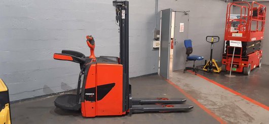 Stacker com condutor a pé Fenwick L16AP - 1