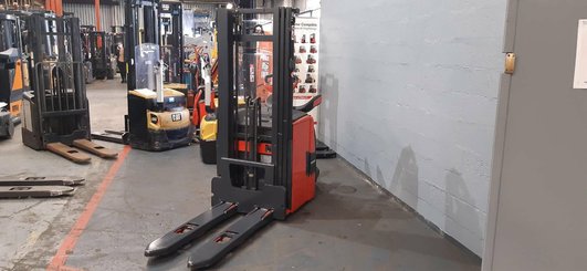 Stacker com condutor a pé Fenwick L16AP - 4