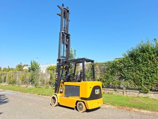 Empilhador de contrapeso 4 rodas Caterpillar EC55N