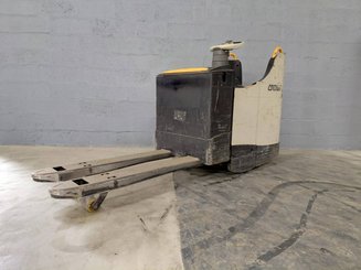 Porta-paletes eléctrico com condutor transportado Crown WT3040