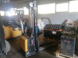 Stacker com condutor a pé Caterpillar NSP12N