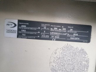 Porta-paletes eléctrico com condutor transportado Crown RT4000