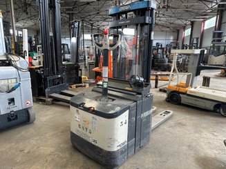 Stacker com condutor a pé Crown WE2300-16
