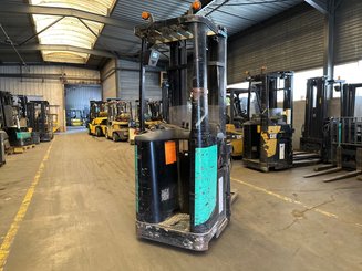 Stacker com condutor transportado Caterpillar NSR20N