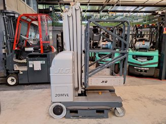 Plataforma com mastro vertical JLG 20MVL