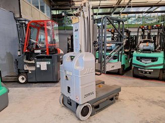 Plataforma com mastro vertical JLG 20MVL