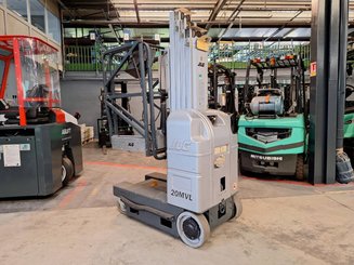 Plataforma com mastro vertical JLG 20MVL
