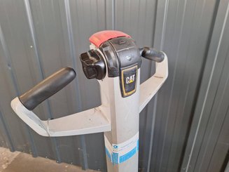 Porta-paletes eléctrico com condutor a pé Caterpillar NPP20N2