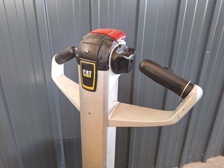 Porta-paletes eléctrico com condutor a pé Caterpillar NPP20N2E