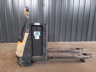 Porta-paletes eléctrico com condutor a pé Crown WP3080