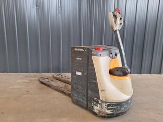 Porta-paletes eléctrico com condutor a pé Crown WP3080