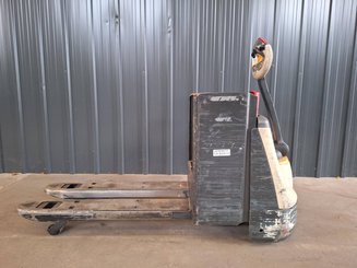 Porta-paletes eléctrico com condutor a pé Crown WP3080
