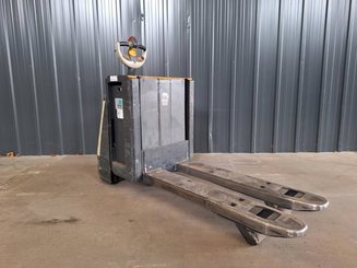 Porta-paletes eléctrico com condutor a pé Crown WP3080