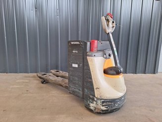 Porta-paletes eléctrico com condutor a pé Crown WP3080