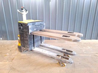 Porta-paletes eléctrico com condutor a pé Caterpillar NPP20N2E