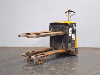 Porta-paletes eléctrico com condutor a pé Caterpillar NPP20N2E