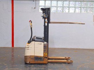 Stacker com condutor a pé Crown ES4000-1.2