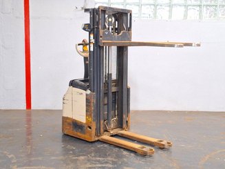 Stacker com condutor a pé Crown ES4000-1.2