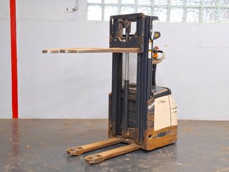 Stacker com condutor a pé Crown ES4000-1.2