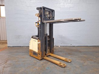 Stacker com condutor a pé Crown ES4000-1.2