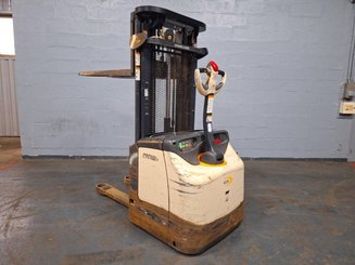 Stacker com condutor a pé Crown ES4000-1.2