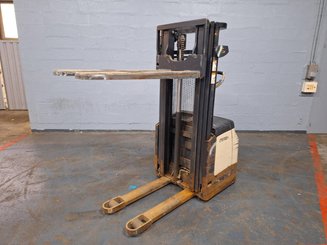 Stacker com condutor a pé Crown ES4000-1.2
