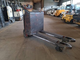 Porta-paletes eléctrico com condutor a pé Fenwick T18