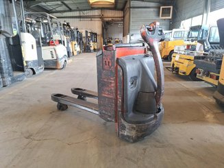 Porta-paletes eléctrico com condutor a pé Fenwick T18