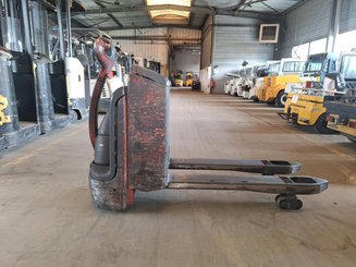 Porta-paletes eléctrico com condutor a pé Fenwick T18
