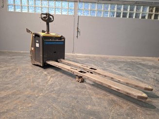 Porta-paletes eléctrico com condutor transportado Caterpillar NPV20N2