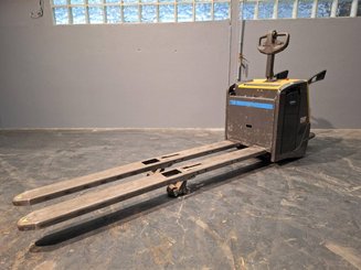 Porta-paletes eléctrico com condutor transportado Caterpillar NPV20N2