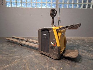 Porta-paletes eléctrico com condutor transportado Caterpillar NPV20N2