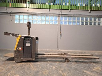 Porta-paletes eléctrico com condutor transportado Caterpillar NPV20N2