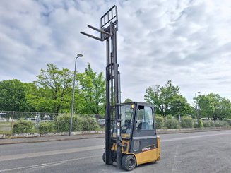 Empilhador de contrapeso 3 rodas Caterpillar EP20KT - 2