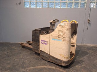 Porta-paletes eléctrico com condutor transportado Crown WT3040 2.00