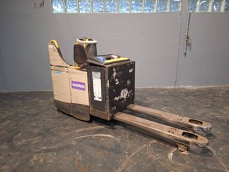 Porta-paletes eléctrico com condutor transportado Crown WT3040 2.00