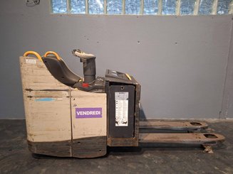 Porta-paletes eléctrico com condutor transportado Crown WT3040 2.00
