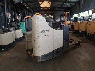 Porta-paletes eléctrico com condutor transportado Crown WT3040 2.00