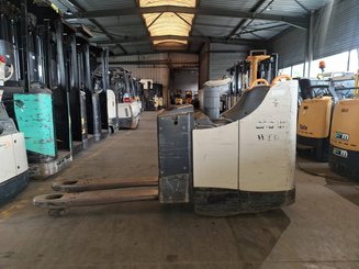 Porta-paletes eléctrico com condutor transportado Crown WT3040 2.00