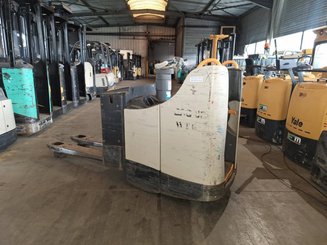 Porta-paletes eléctrico com condutor transportado Crown WT3040 2.00