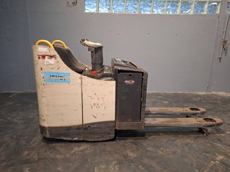 Porta-paletes eléctrico com condutor transportado Crown WT3040 2.00