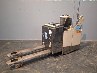 Porta-paletes eléctrico com condutor transportado Crown WT3040 2.00