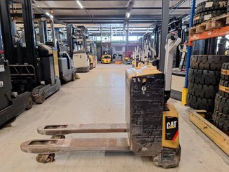 Porta-paletes eléctrico com condutor a pé Caterpillar NPP20N2