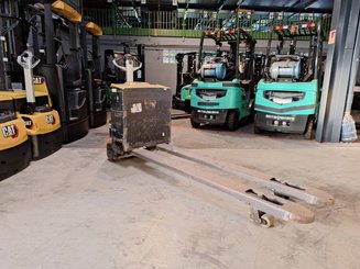 Porta-paletes eléctrico com condutor a pé Caterpillar NPP20N2