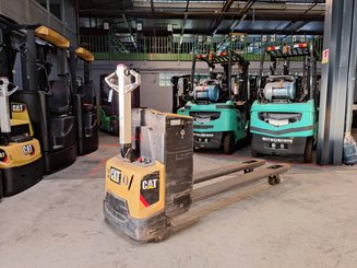 Porta-paletes eléctrico com condutor a pé Caterpillar NPP20N2
