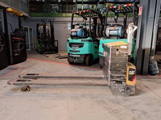 Porta-paletes eléctrico com condutor a pé Caterpillar NPP20N2
